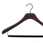 Cintre en bois de luxe pour veste, costume et manteau coloris noyer