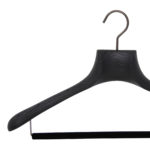 Cintre en bois de luxe pour veste, costume et manteau coloris noir