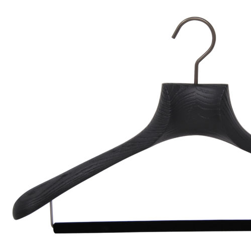 Cintre en bois de luxe pour veste, costume et manteau coloris noir