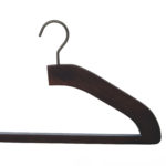 Cintre en bois de luxe pour pantalon coloris noyer