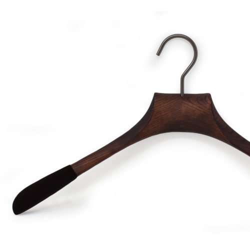 Luxury hangers for shirts with hollowed collar, these 10 hangers in ash wood and anti-slip velvet on the shoulders are made for your dressing room.