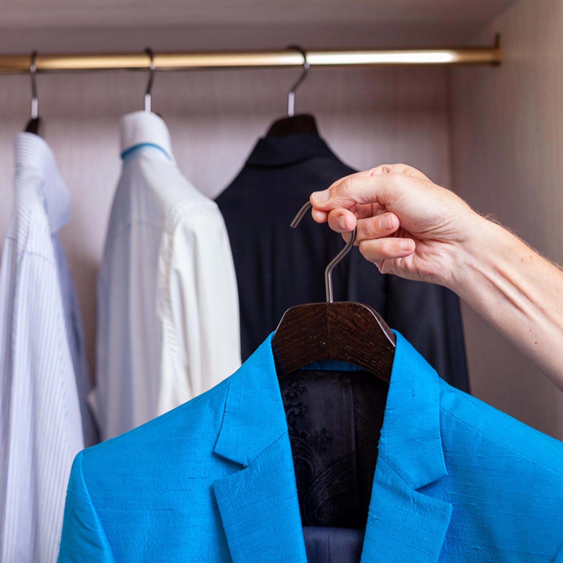 6 cintres de luxe pour veste et costume coloris noir brosse