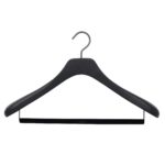 cintre de luxe pour costume en bois avec large épaulé