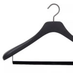 Cintre en bois de luxe pour veste, costume et manteau coloris noir
