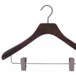 Holzbügel mit Clips für Jacken