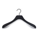 cintre en bois coloris noir pour veste femme