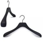 cintre en bois pour veste femme couleur noir