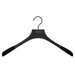 cintre design en bois noble pour chemise homme