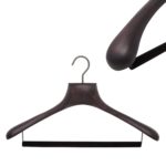 Conjunto de perchas de madera de lujo para el vestidor.