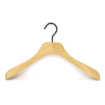 Percha de madera natural para chaqueta de mujer