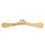 Percha de madera natural para chaqueta de mujer