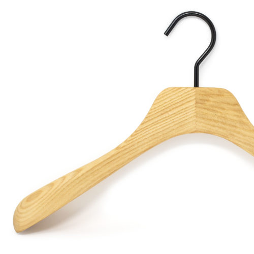 Percha de madera natural para chaqueta de mujer