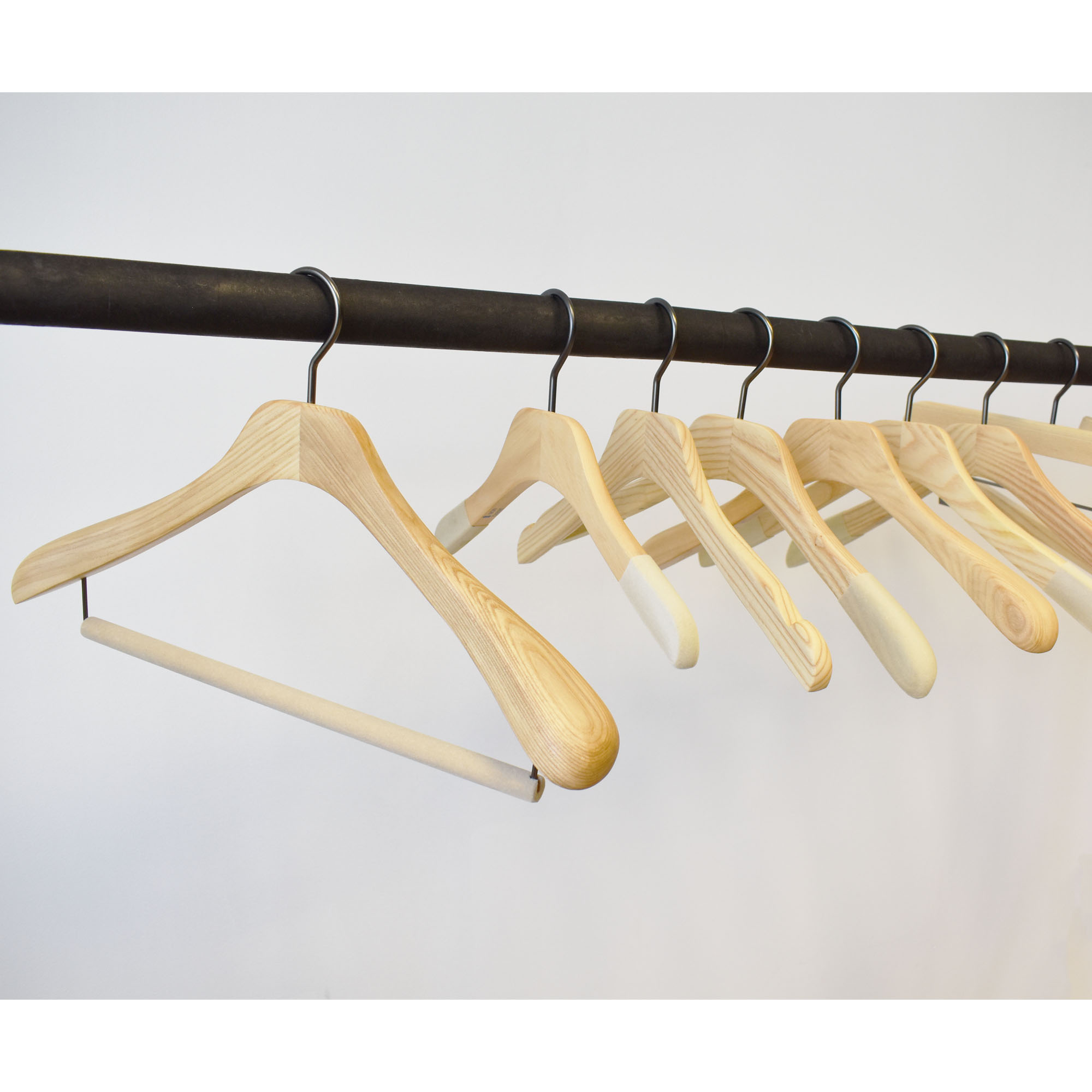 Perchas para trajes, de madera barnizada natural mate con barra de terciopelo antideslizante