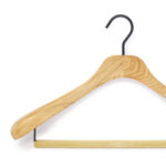 Percha de madera natural para traje