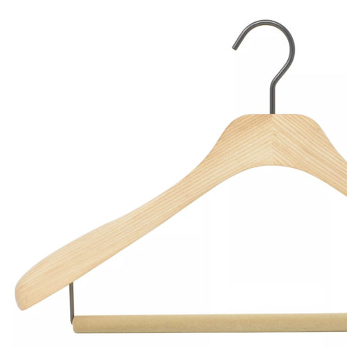 Cintre en bois de luxe pour veste, costume et manteau coloris vernis naturel