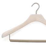 cintre pour costume de luxe en bois avec barre velour antiglisse et larges épaules
